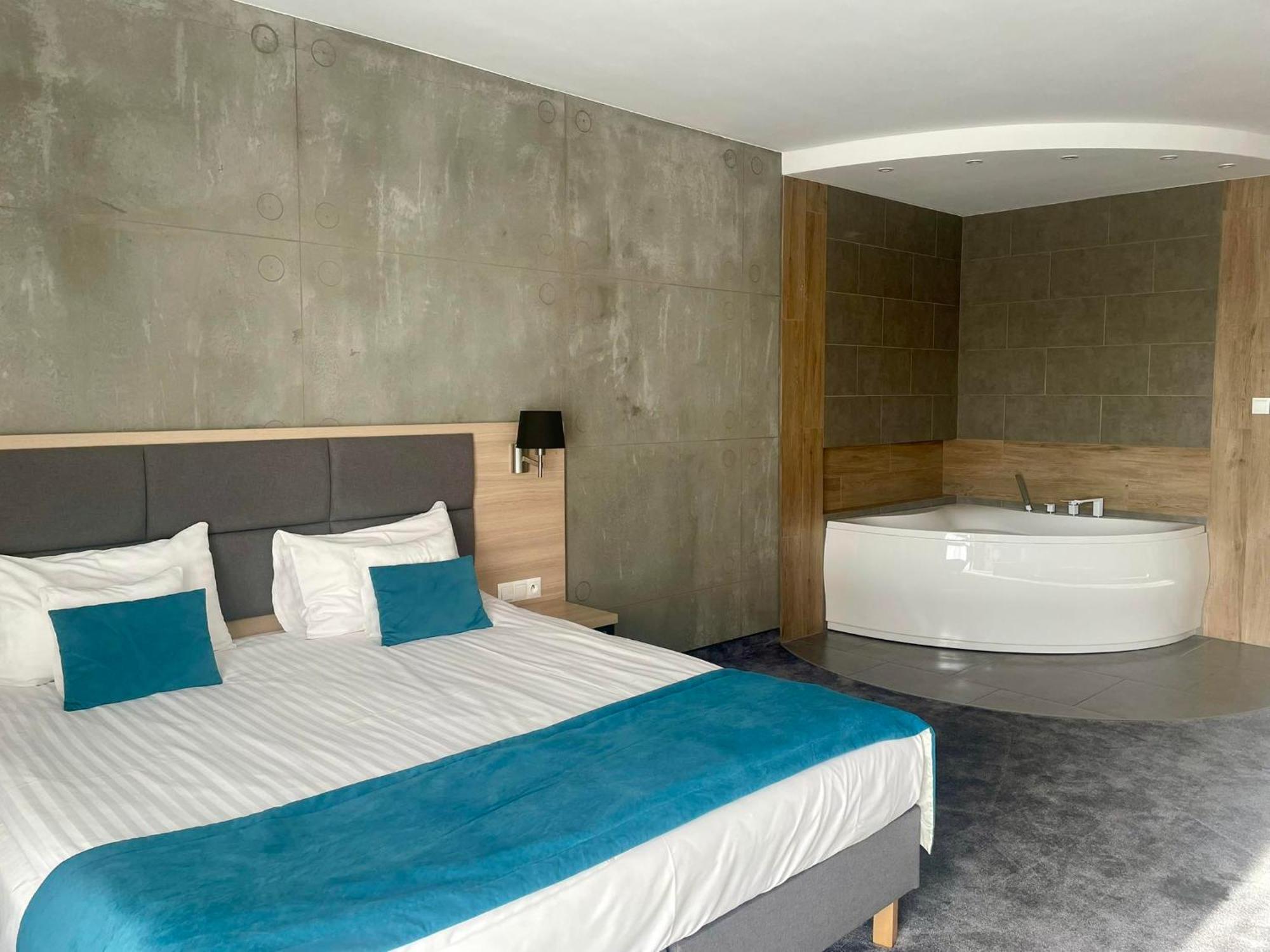 Hotel Czarny Staw Aleksandrów Łódzki Esterno foto