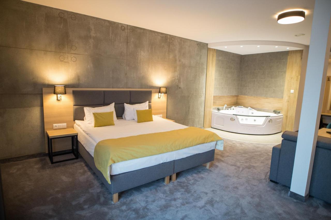 Hotel Czarny Staw Aleksandrów Łódzki Esterno foto